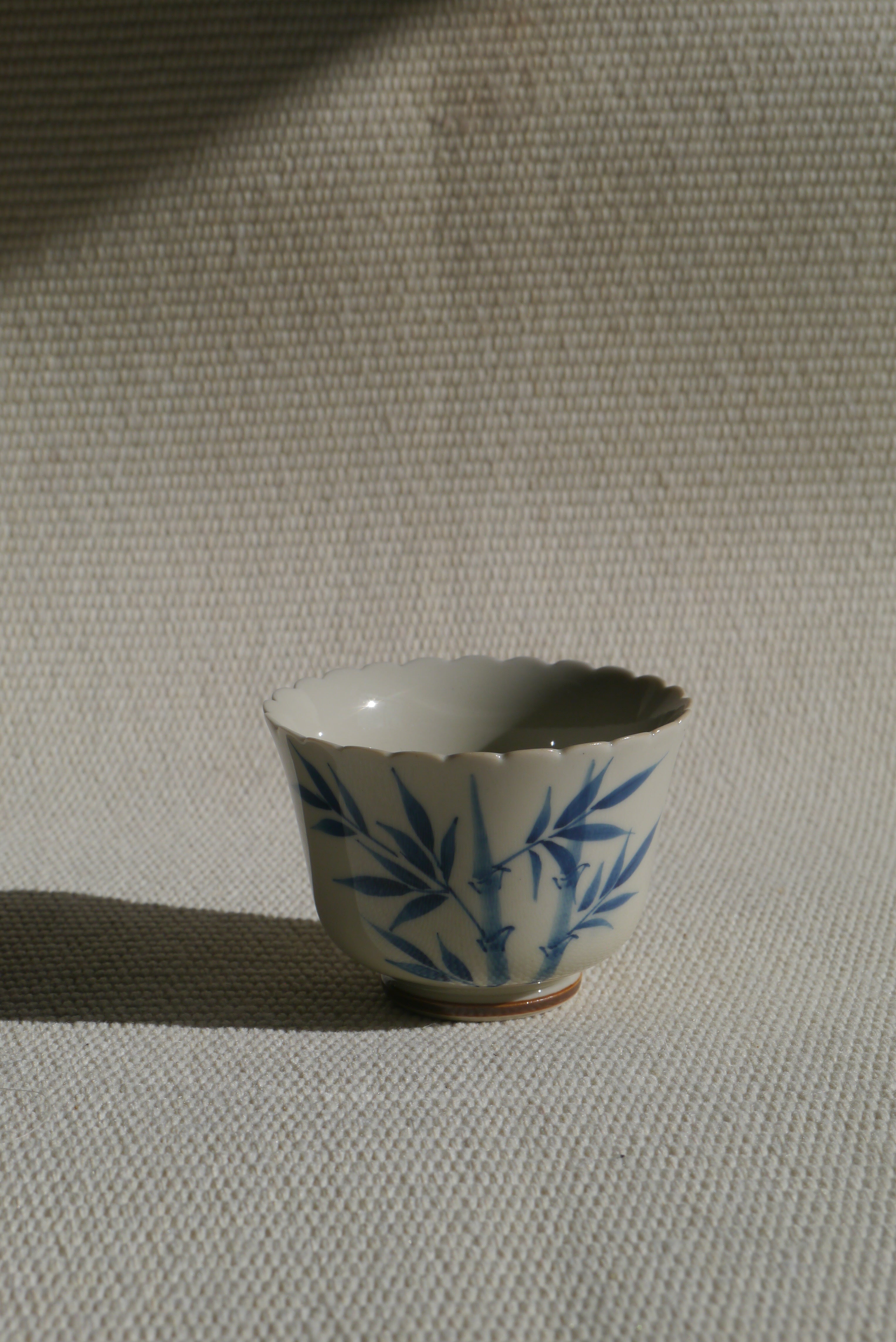 Porcelain scallop edge teacup